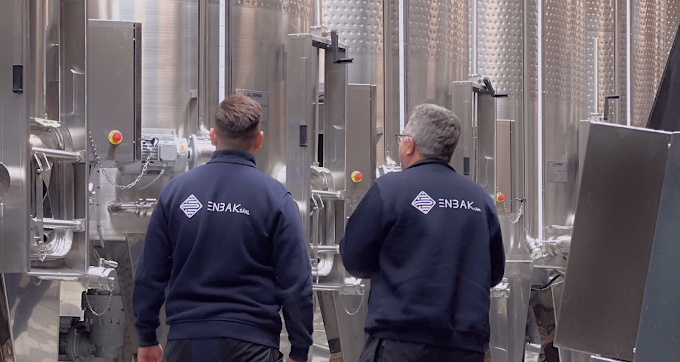 Techniciens ENBAK Sàrl inspectant des installations techniques de chauffage et sanitaire