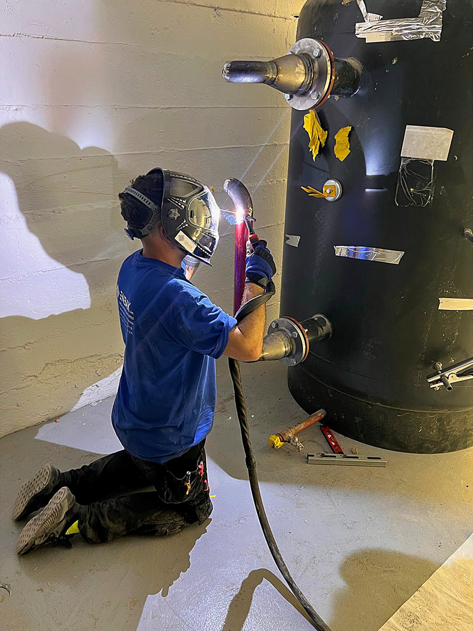 Technicien chauffagiste ENBAK réalisant une soudure